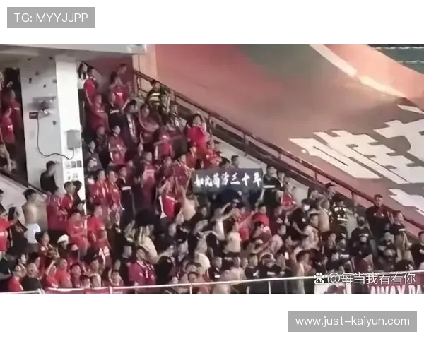 成都球迷 苟活 30 年 争议升级！从横幅到涂鸦，地域对立何时休？